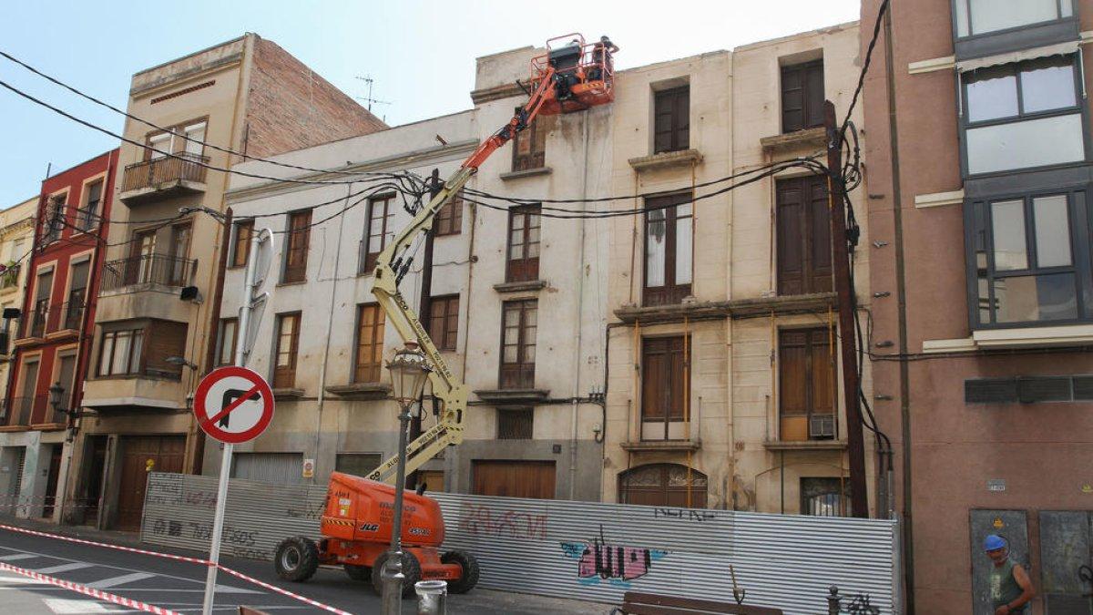 Empieza la obra por derribar tres bloques en la plaza de la Sang