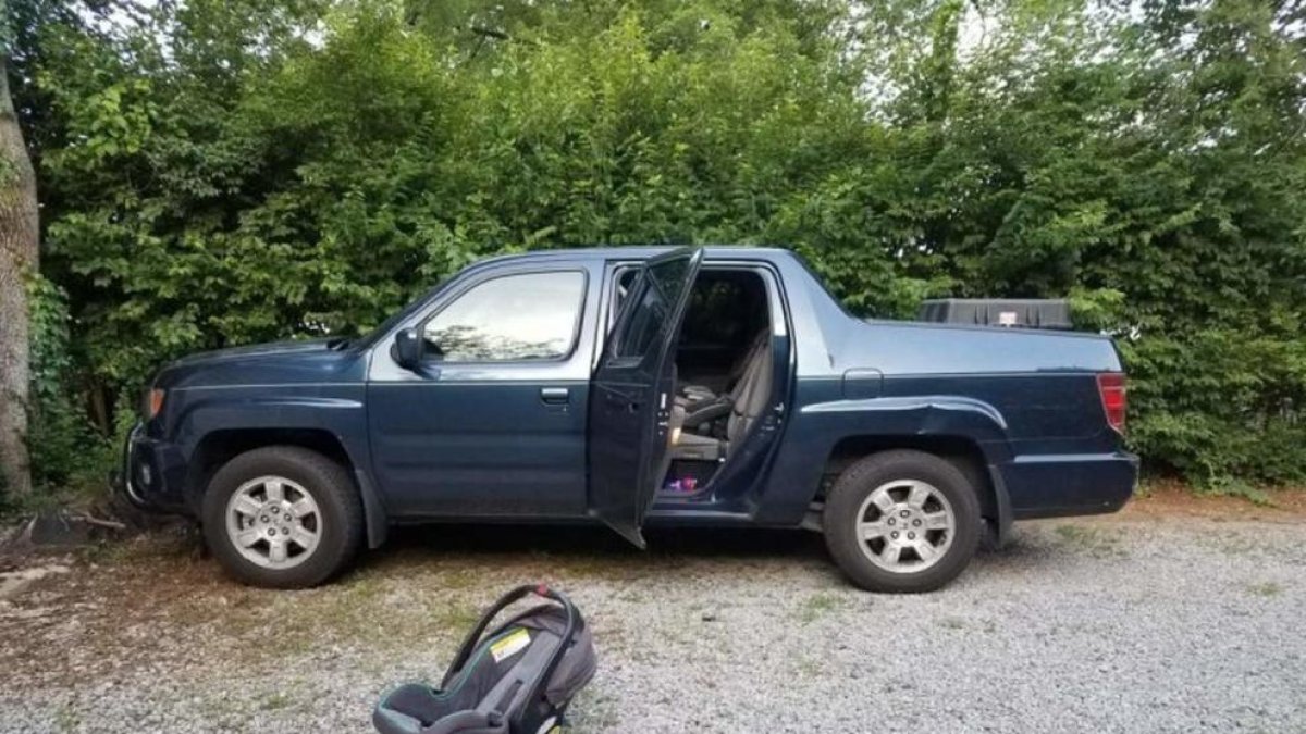 Muere un bebé después de que su padre se lo olvidara en el coche