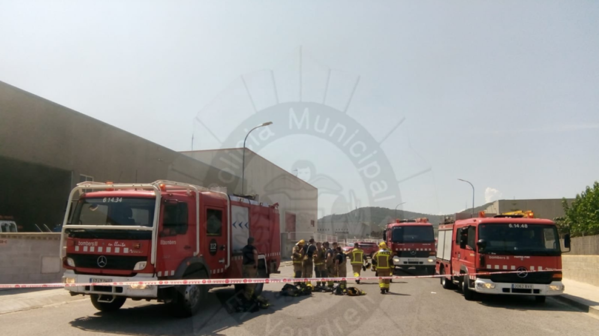 Crema un vehicle dins una nau industrial del polígon La Cometa del Vendrell