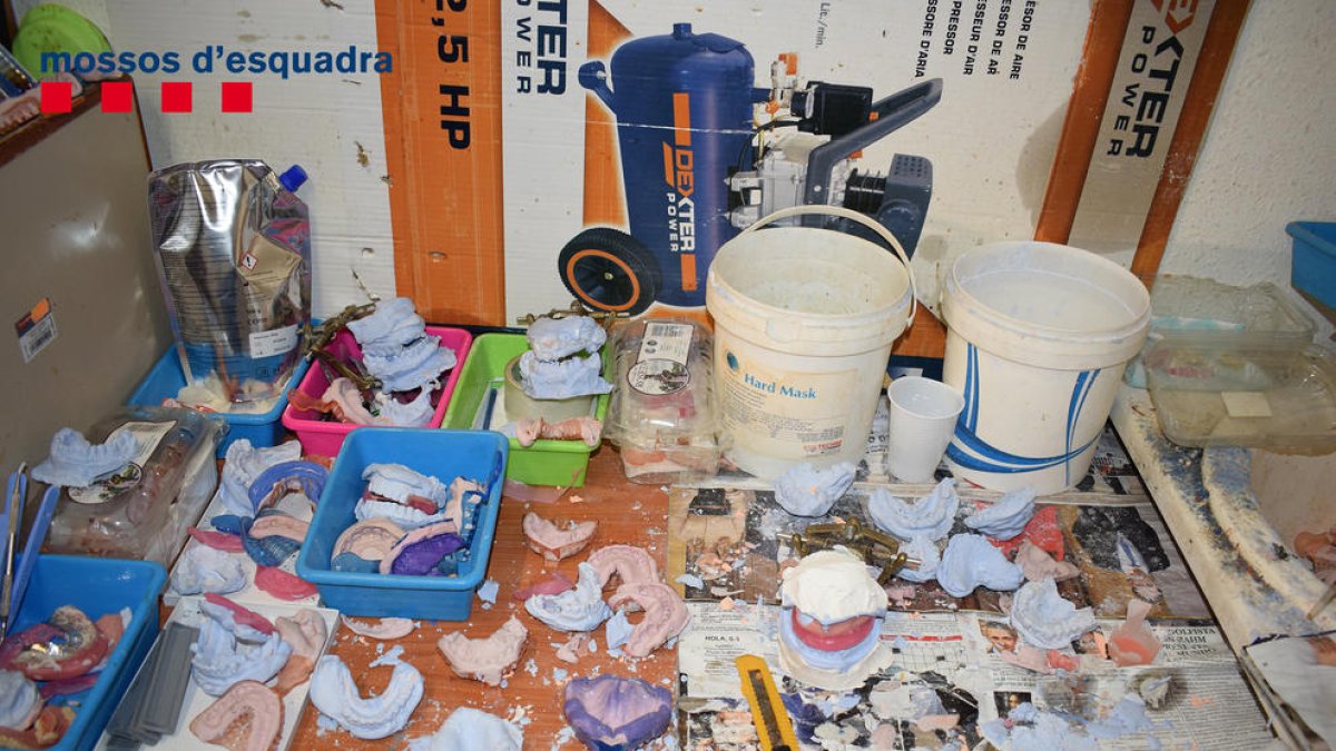 Detienen un falso dentista que ofrecía tratamientos en unas instalaciones insalubres y con herramientas precarias