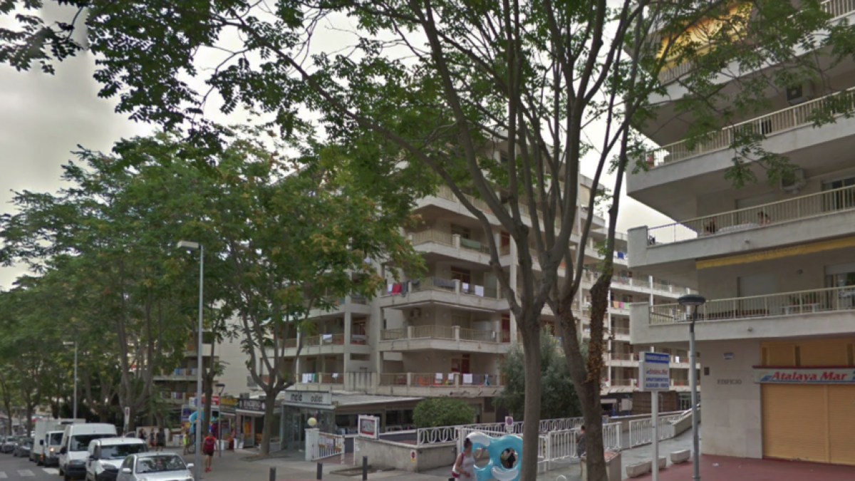 Un hombre se cae desde un balcón de un hotel a Salou