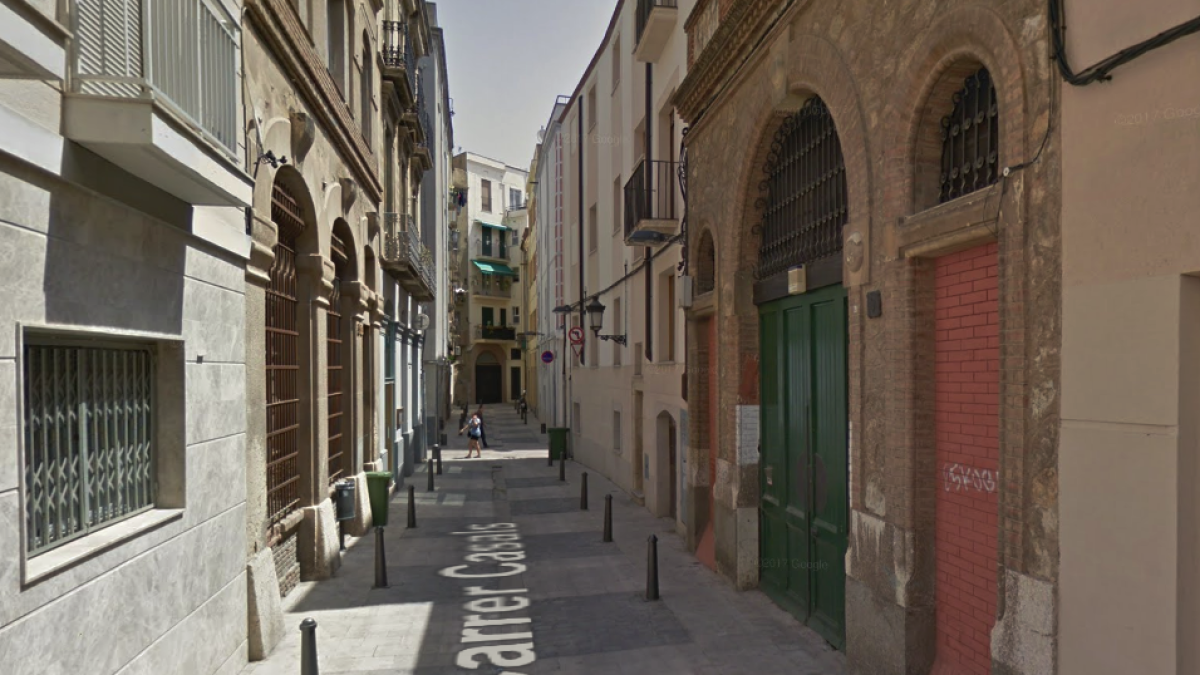 Un vecino interrumpe un concierto en beneficio del León pequeño mojando con una manguera el escenario