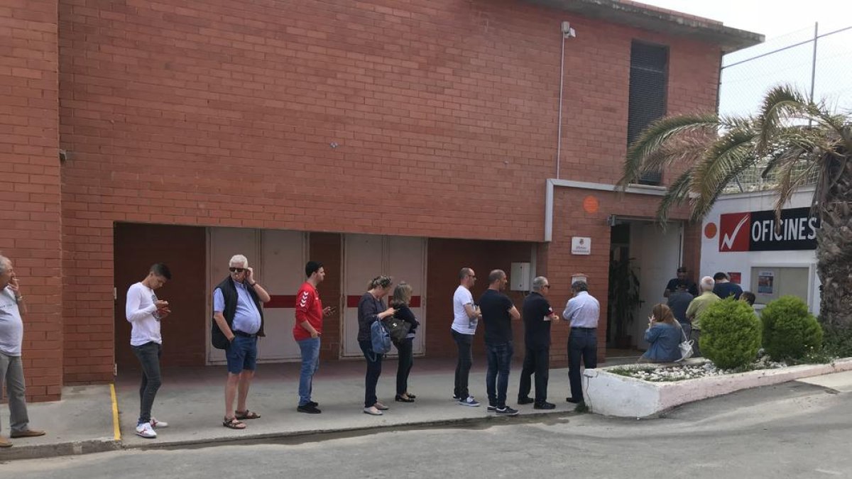 Colas en las oficinas del Nàstic para comprar entradas para el sábado