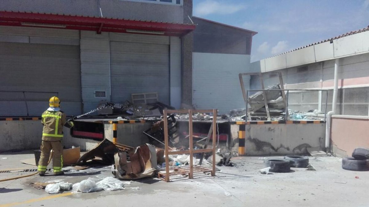 Un incendio quema unos cartones en una empresa de Torredembarra