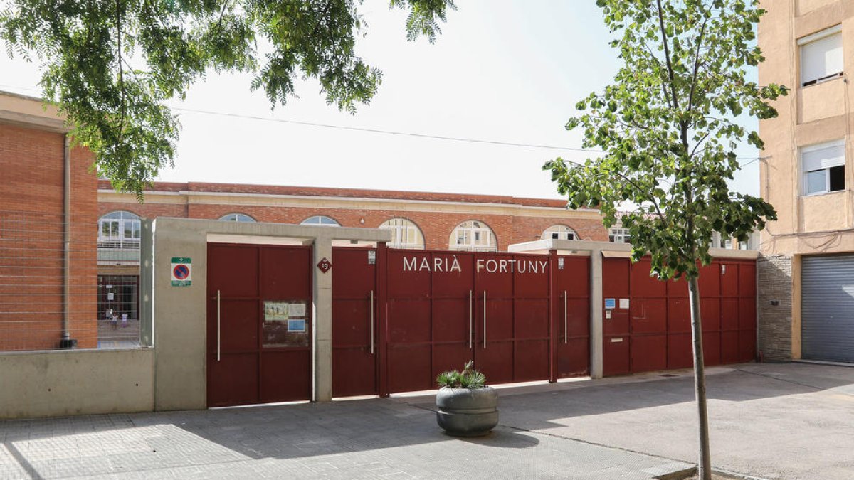 Cs lleva al Congreso y al Parlamento el uso de la lengua en la Escuela Marià Fortuny