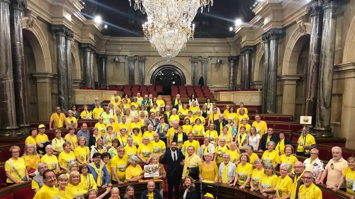 Los Avis i Àvies de Reus per la Llibertat visitan el Parlament