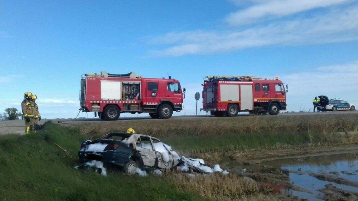 Una conductora aconsegueix sortir del cotxe en flames després de sortir-se de la carretera a Amposta