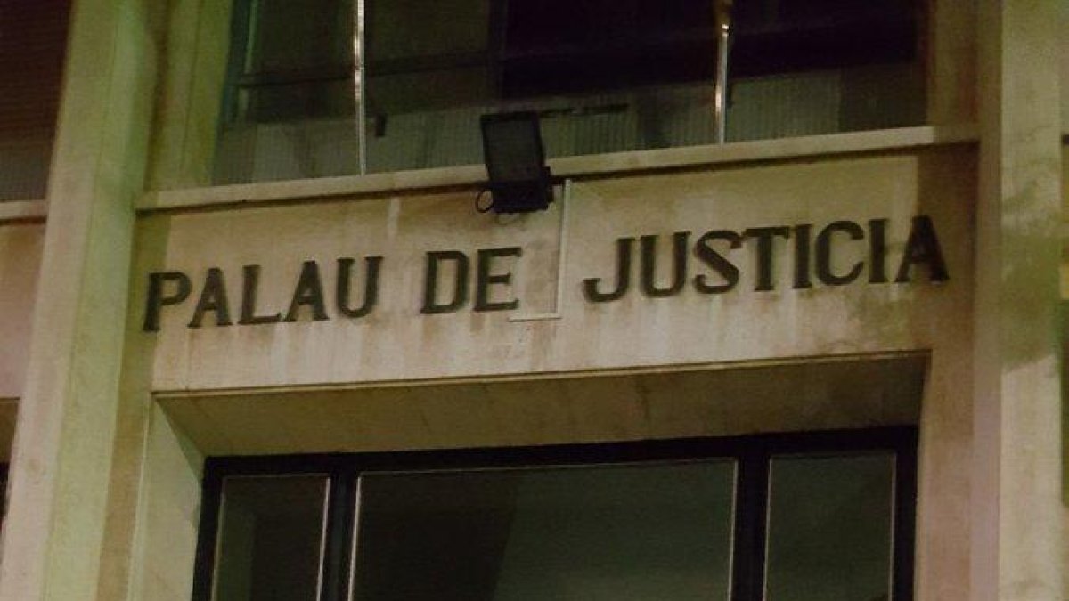 Aboquen fems a les portes dels jutjats de Tarragona