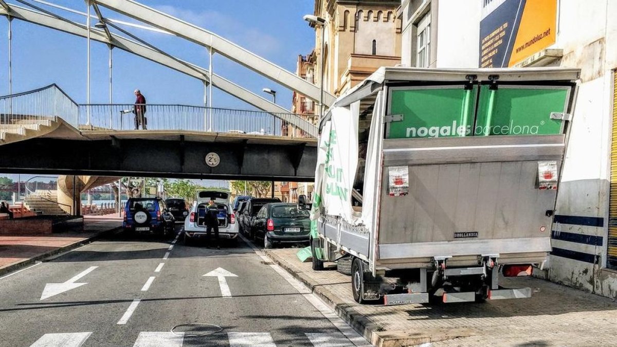 Un camión choca contra un puente en Tortosa
