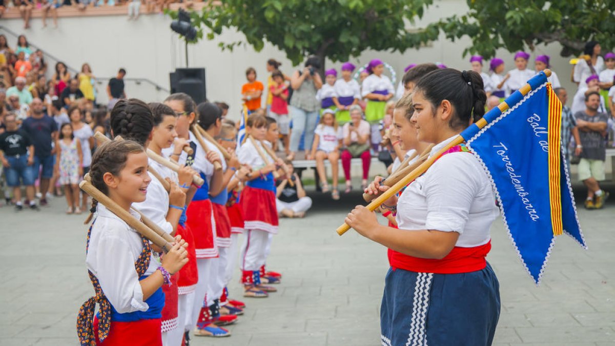 Torredembarra exhibe tradición con el pasacalle del Séquito Infantil