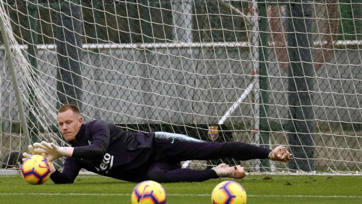 Nueva norma: Si el portero para un penal|penalti, no se podrá marcar de rechazo