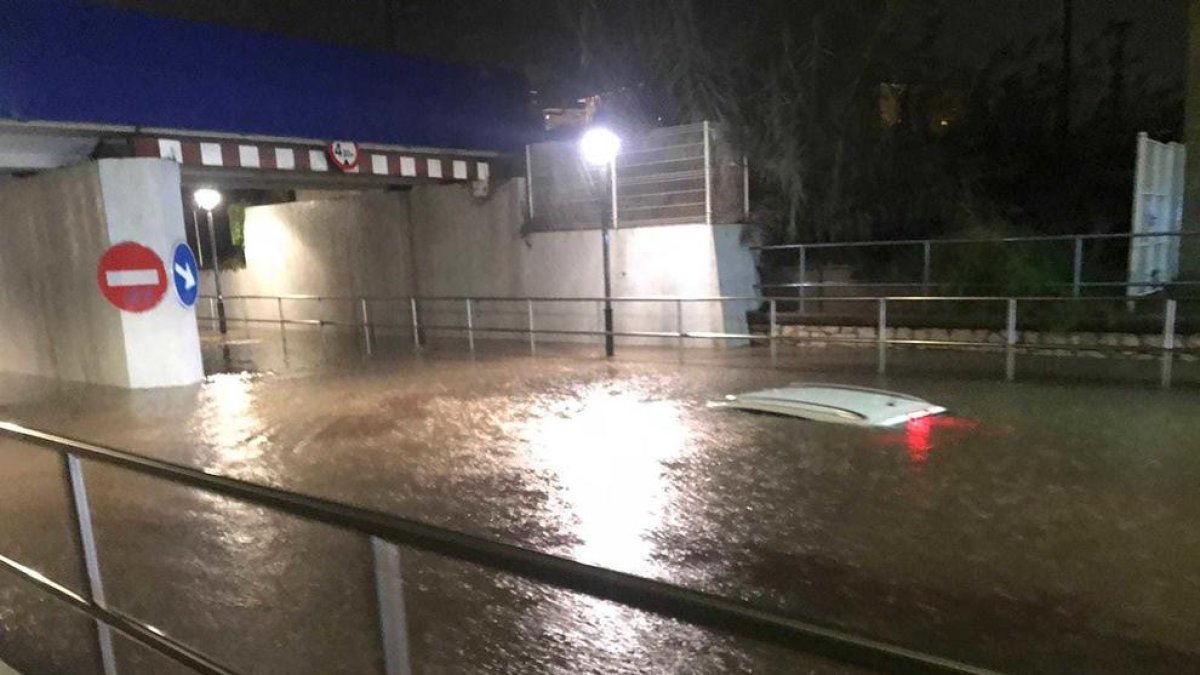 Varios coches atrapados por las fuertes lluvias que golpean el Campo de Tarragona