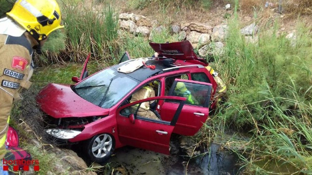 Un conductor resulta herido al quedar atrapado al caer a una acequia de Tortosa