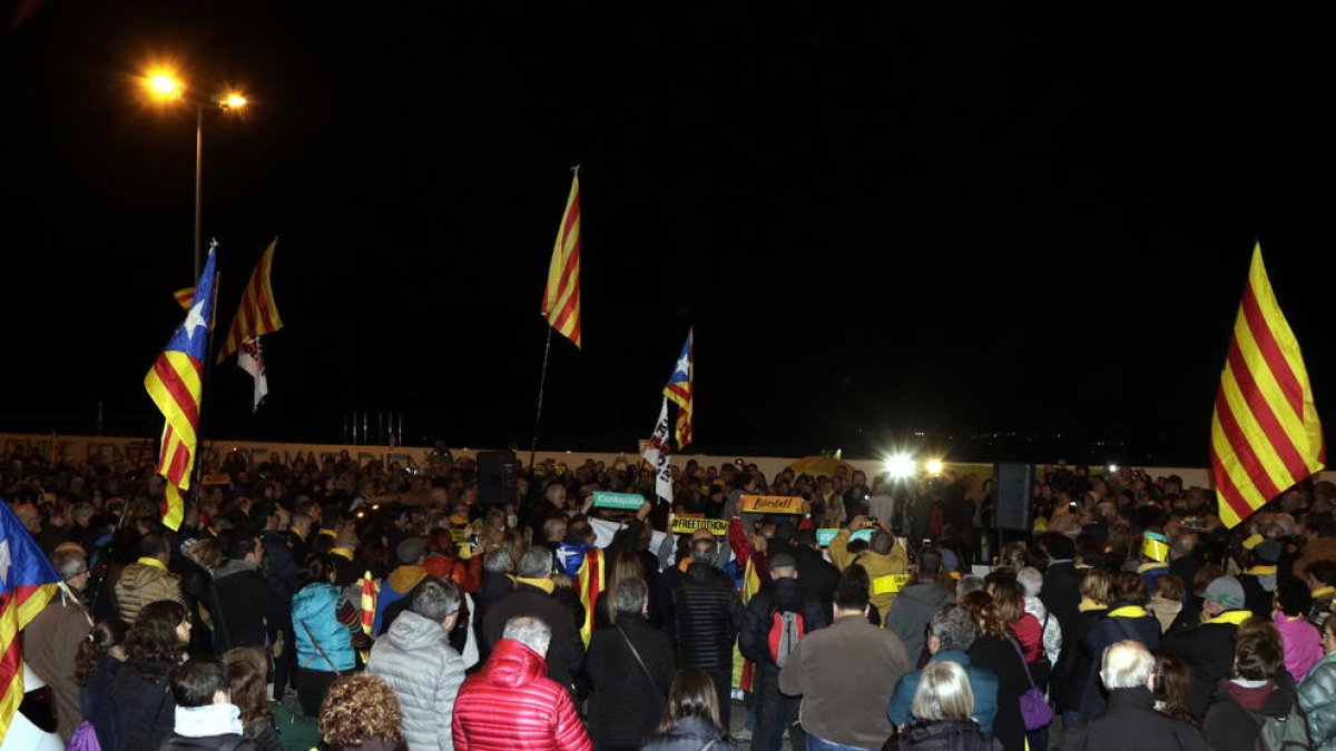 Centenares de personas claman por la libertad de los presos y contra la «venganza» del Estado en las puertas de Mas de Enric