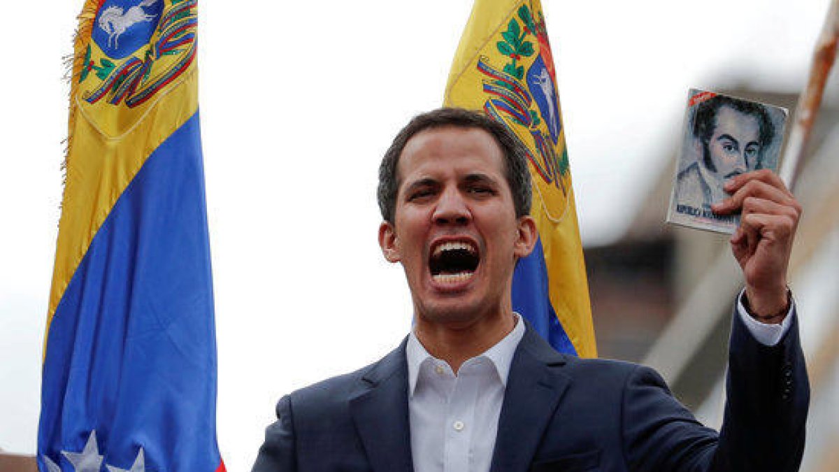 Juan Guaidó, presidente de la Asamblea nacional de Venezuela, con una copia de la Constitución del país durante una manifestación contra el gobierno de Nicolás Maduro en Caracas.