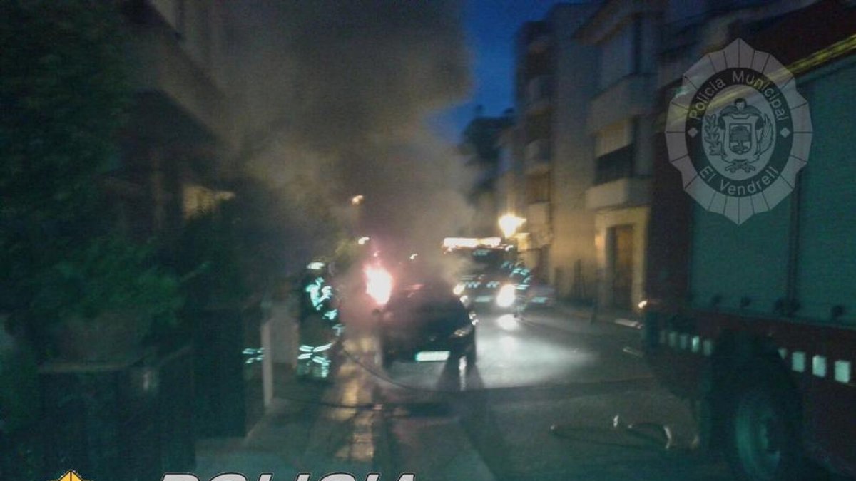 Crema un vehicle a El Vendrell