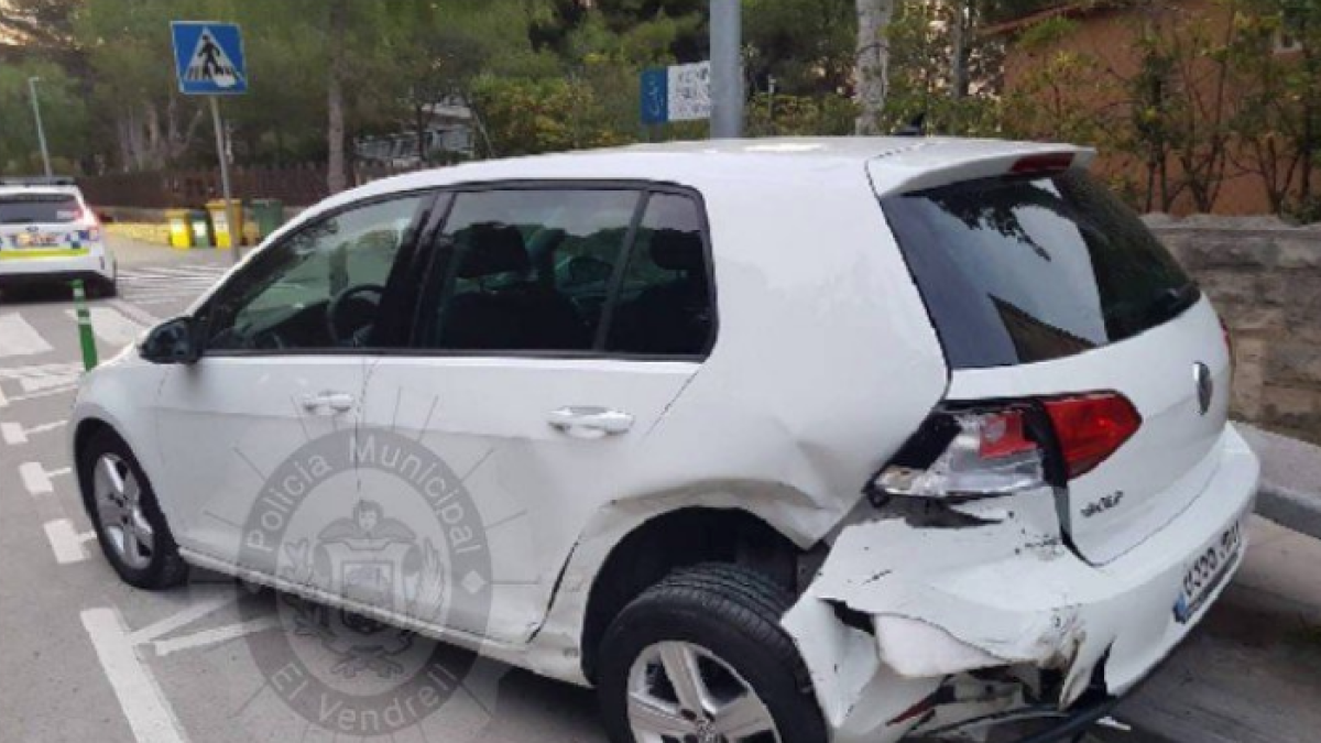 Se fuga después de chocar contra un vehículo estacionado a Coma-ruga