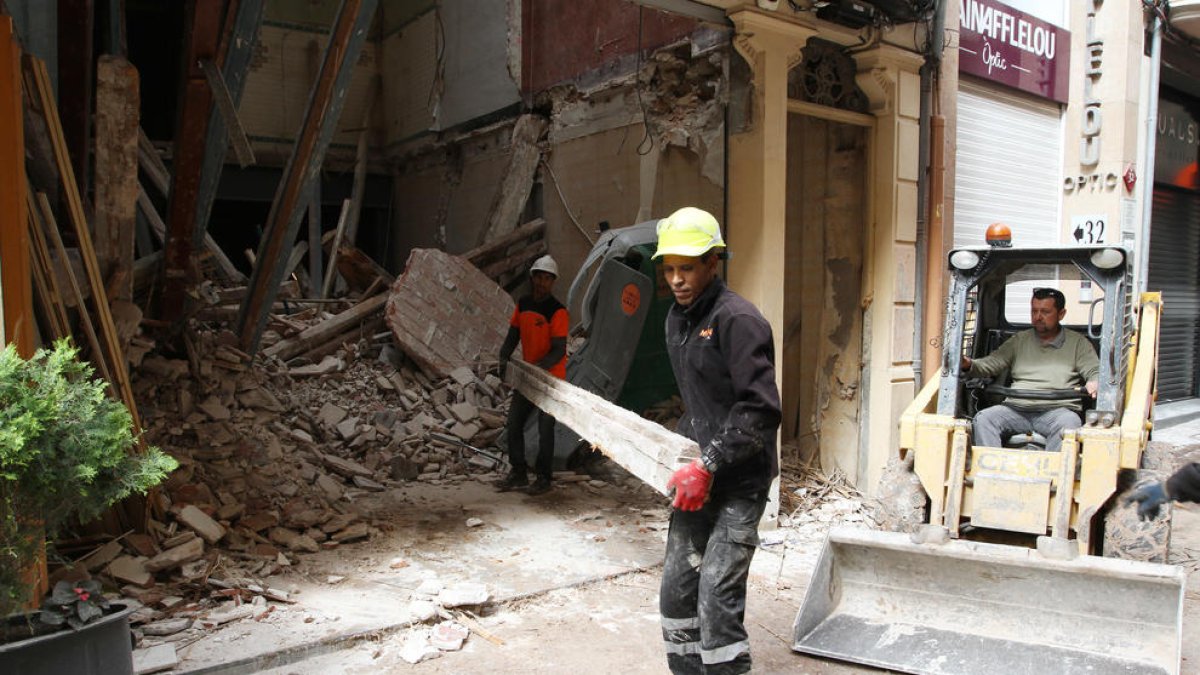 El desenrunament del número 30 del carrer Monterols s'allargarà dos dies