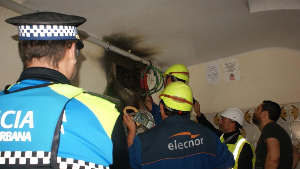 La Guardia Urbana monta un dispositivo para acabar con las conexiones ilegales de los pisos ocupados