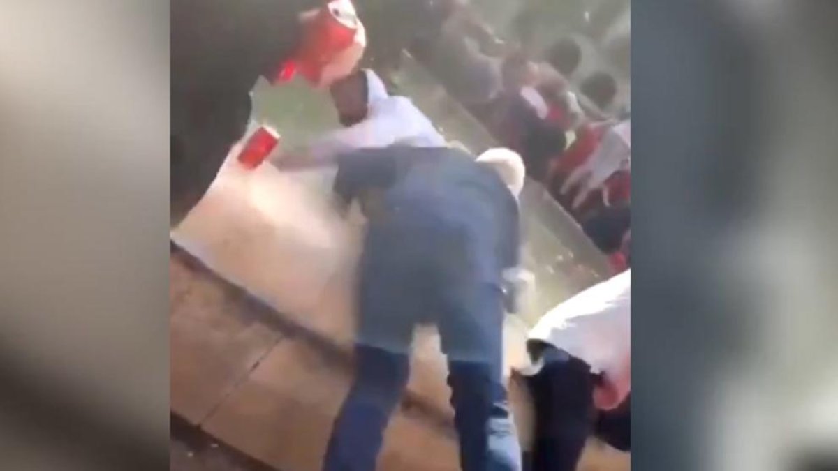 'Hooligans' del Liverpool echan a dos personas a una fuente en Barcelona
