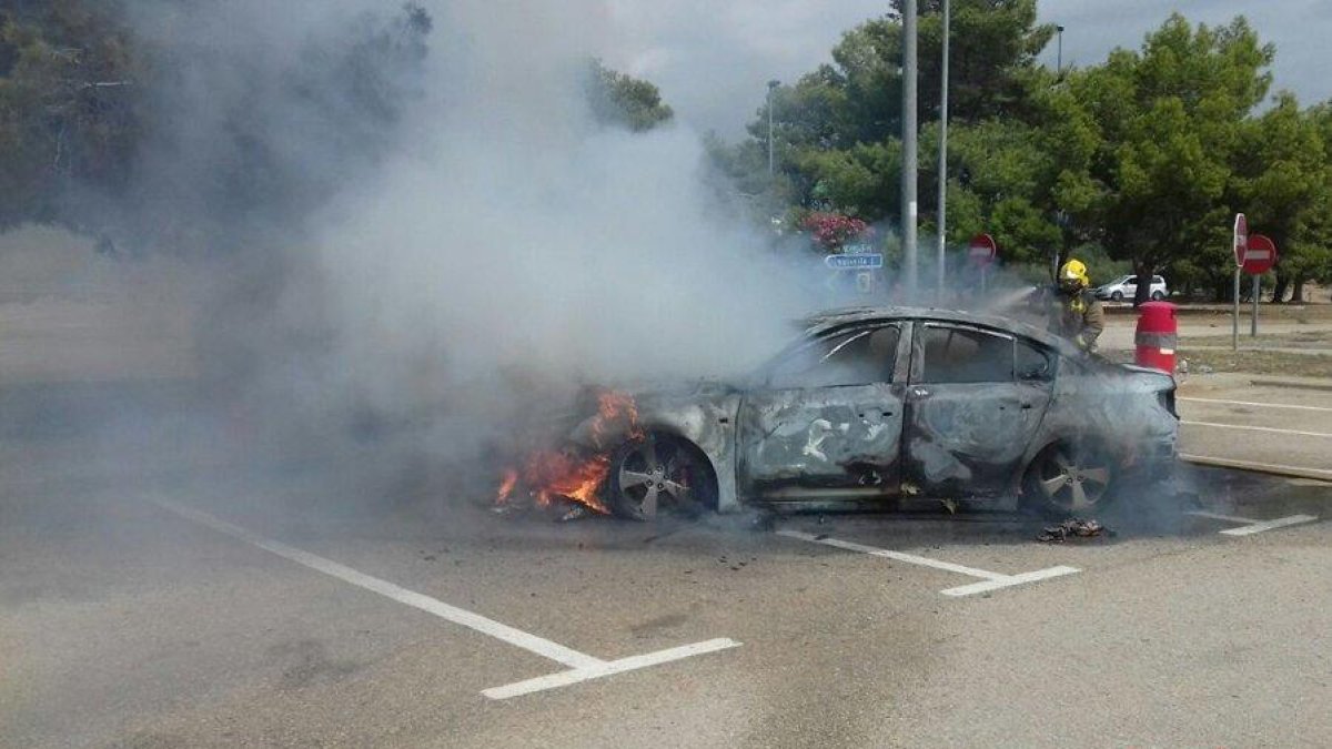 Quema un vehículo en el área de servicio del Baix Ebre