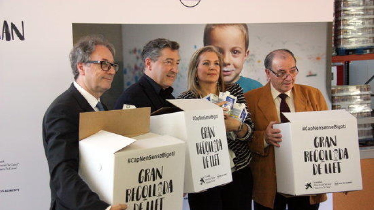 L'Obra Social 'la Caixa' i el Banc dels Aliments impulsen la quarta edició de la campanya de recollida de llet