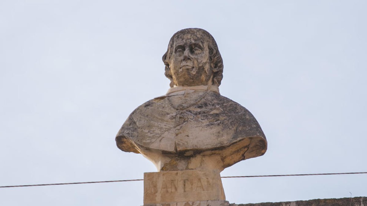 Nueve personajes, desde el siglo IV al XIX, coronan el Palau Municipal