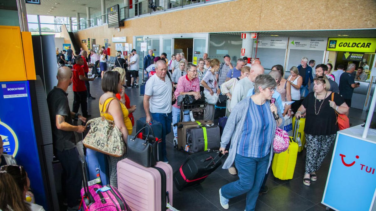 Retrasos además de 25 vuelos al aeropuerto de Reus por|para un problema técnico en Francia y tormentas