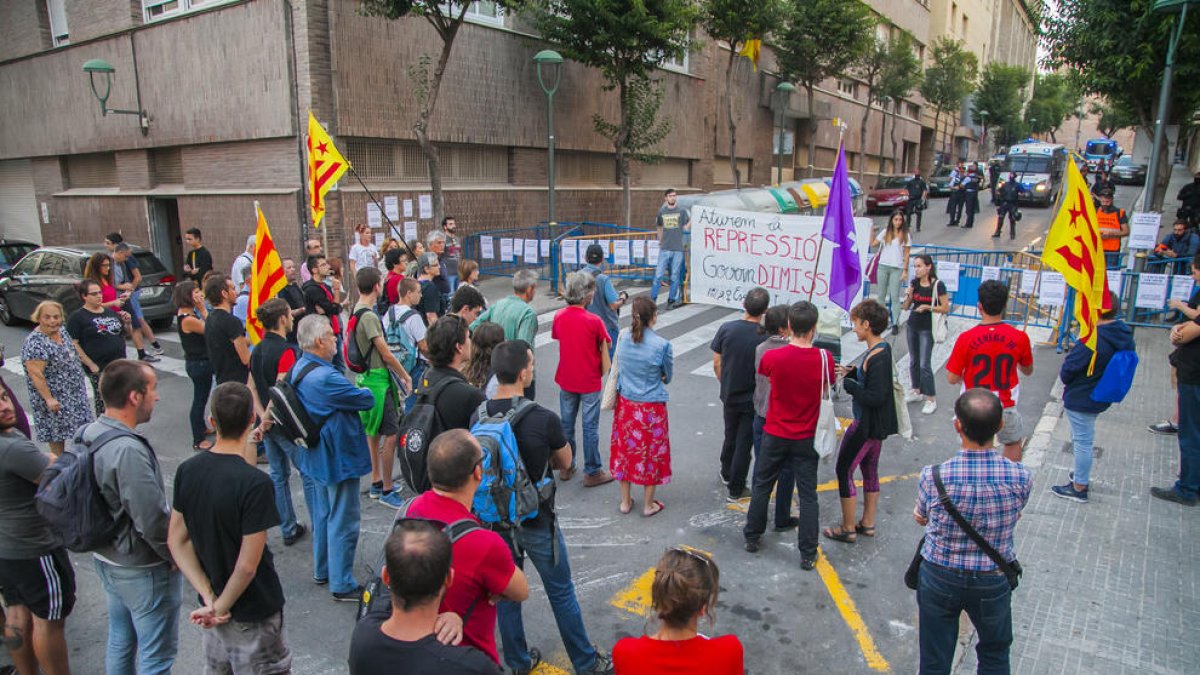 Medio centenar de personas protestan por «la violencia policial» ante la Delegación del Gobierno de Tarragona