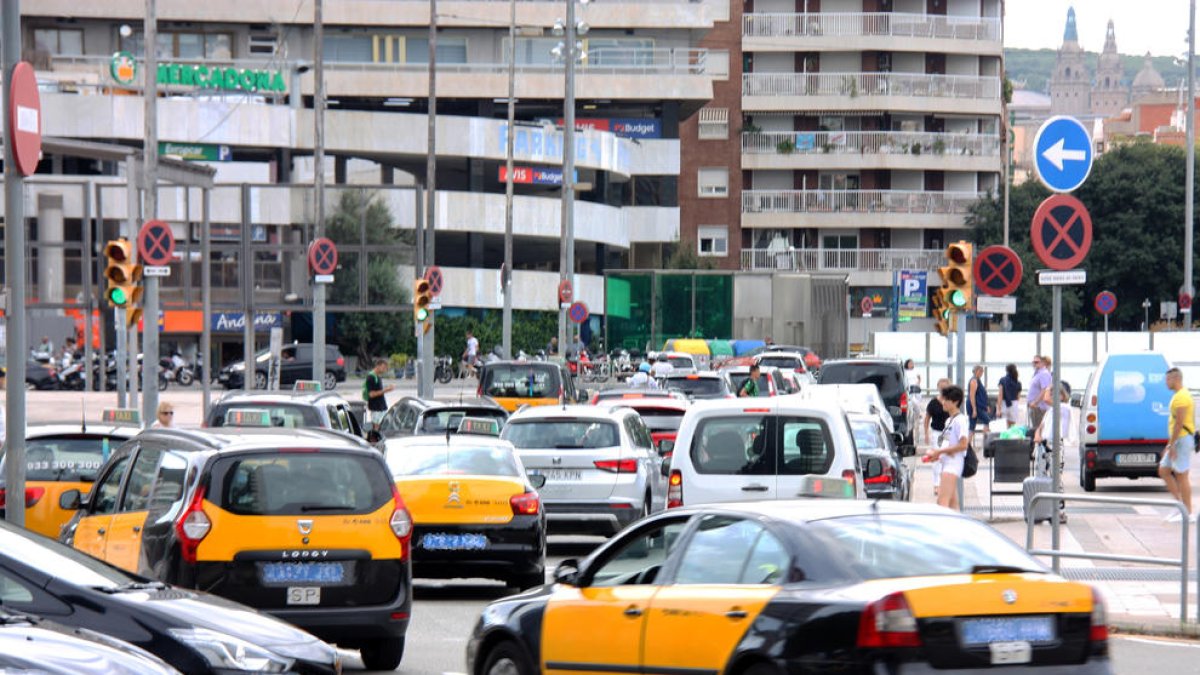 Detienen a un taxista por apuñalar otro en el aeropuerto del Prat