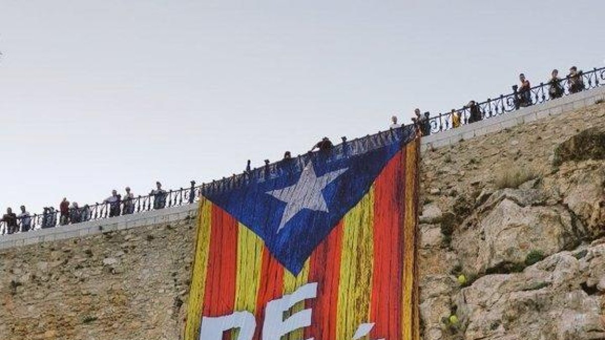 El PP de Tarragona qualifica d'acte vandàlic l'estelada penjada al Balcó del Mediterrani