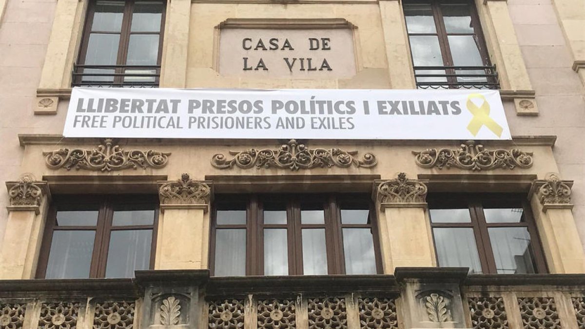 El Síndic diu que els ajuntaments no poden retirar llaços grocs indiscriminadament