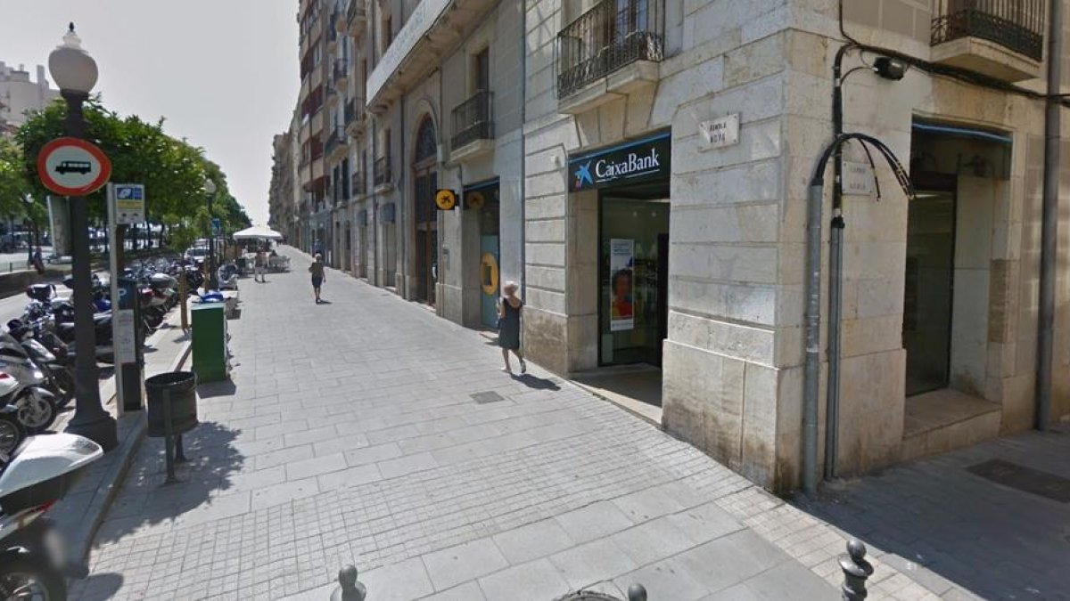Una anciana, víctima d'un robatori al sortir d'un banc a la Rambla Nova