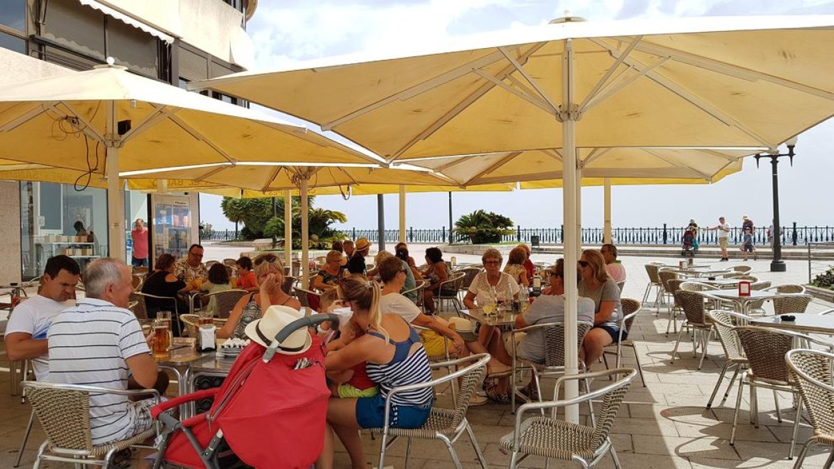 El Balcó del Mediterrani concentra estafadors que roben mòbils i carteristes