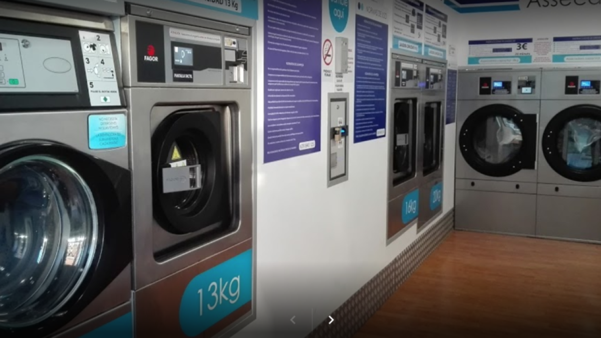 Un grupo de menores utiliza una lavandería de Reus como zona de juegos