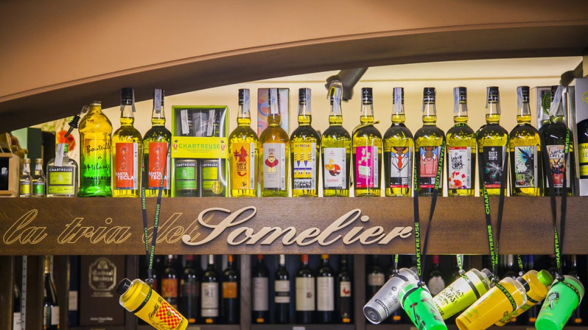 En las casas de los tarraconenses es habitual encontrar botellas de Chartreuse; así como en los bares, locales y restaurantes, en formato de cóctel o también digestivo.