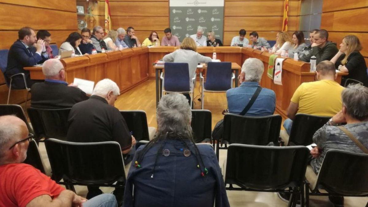 El Vendrell tomba una moció de PxC per retirar els plàstics de les platges coincidint amb l'auge dels llaços grocs