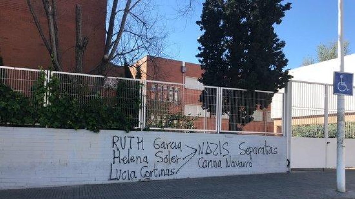 Aparecen pintadas a l'IES El Palau contra los nueve profesores acusados de un delito de odio
