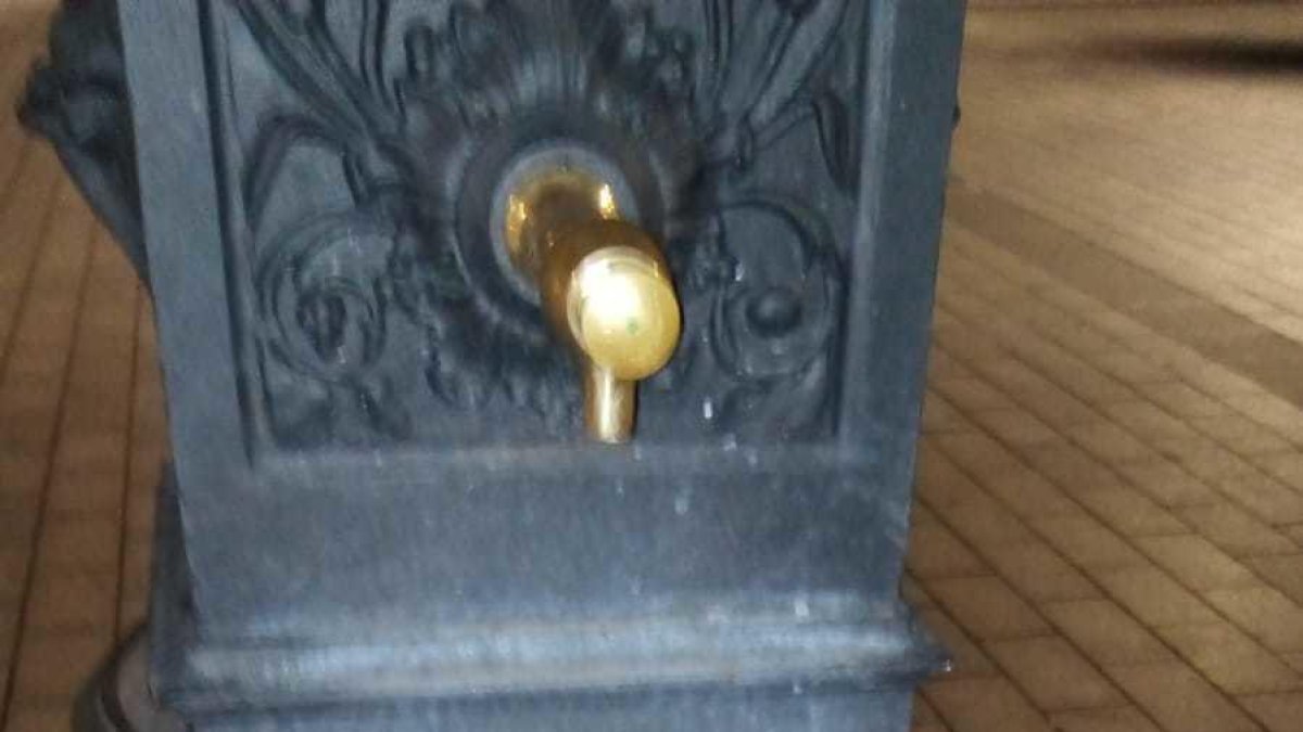 La font de plaça Corsini, plena de deixalles