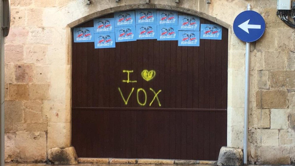 Aparecen pintadas a favor de Vox en la Part Alta
