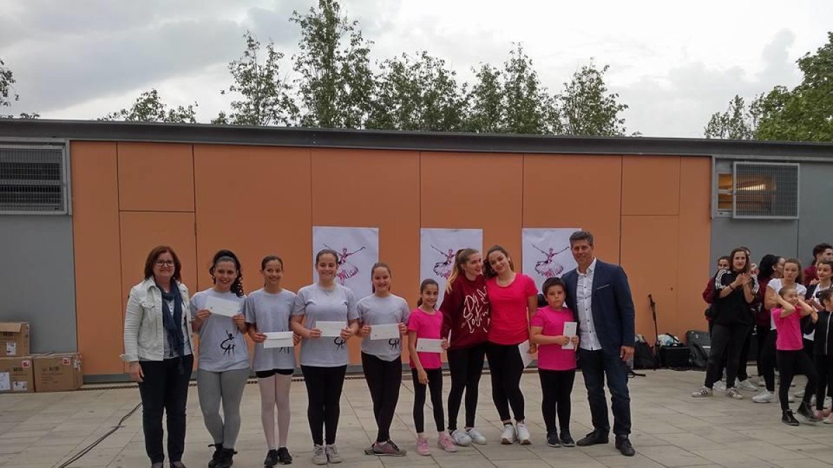 Ocho bailarinas de escuelas de Cambrils reciben una beca del Ayuntamiento