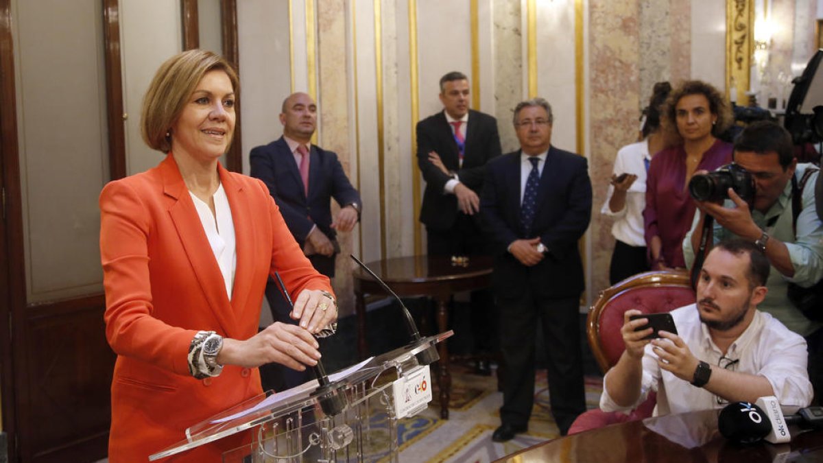 Cospedal dimiteix com a membre de la direcció del PP però manté l'escó al Congrés