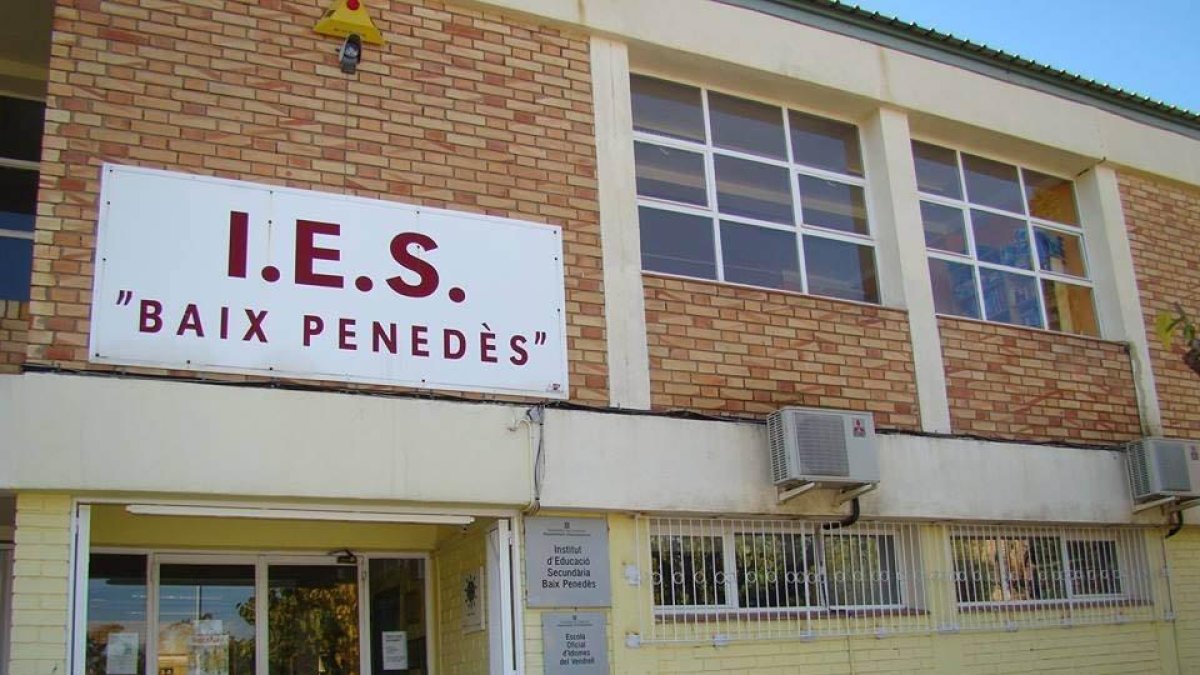 Professors de l'Institut Baix Penedès se sumen a la vaga de fam dels presos polítics