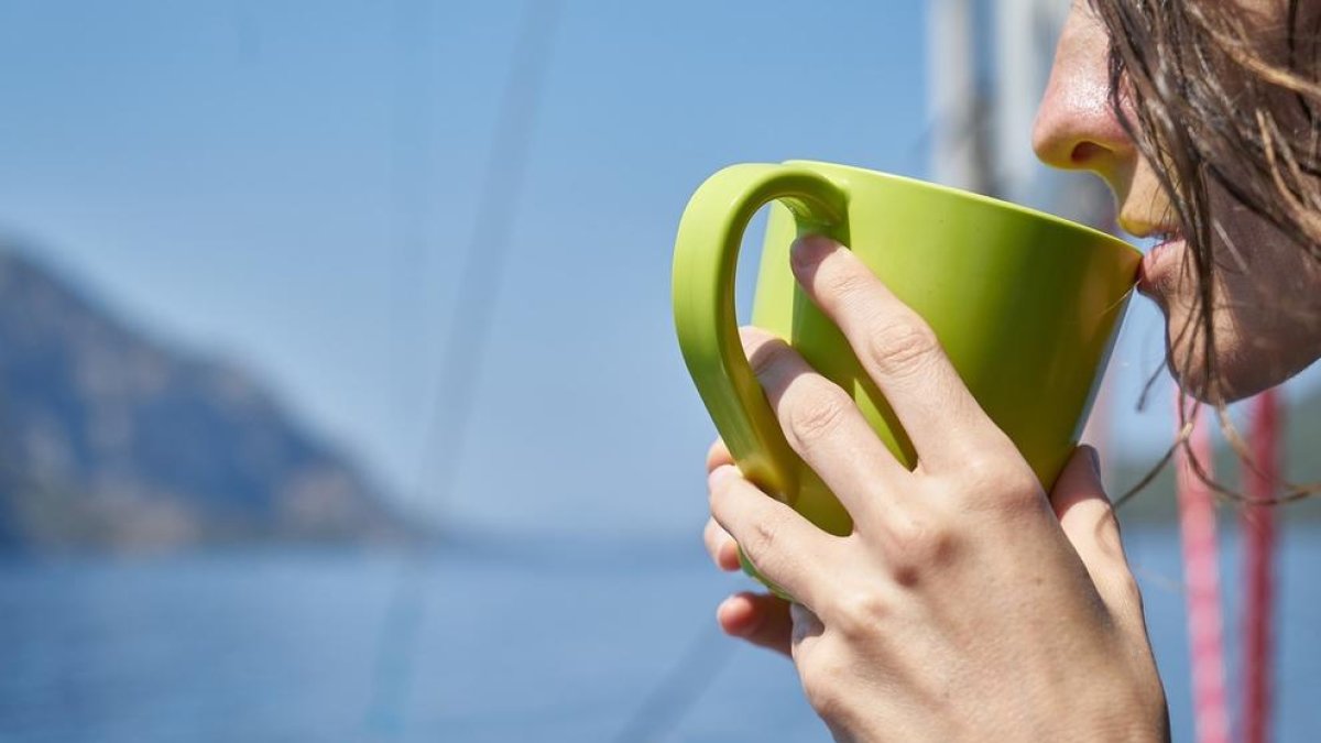 Tassa, te, dona bevent