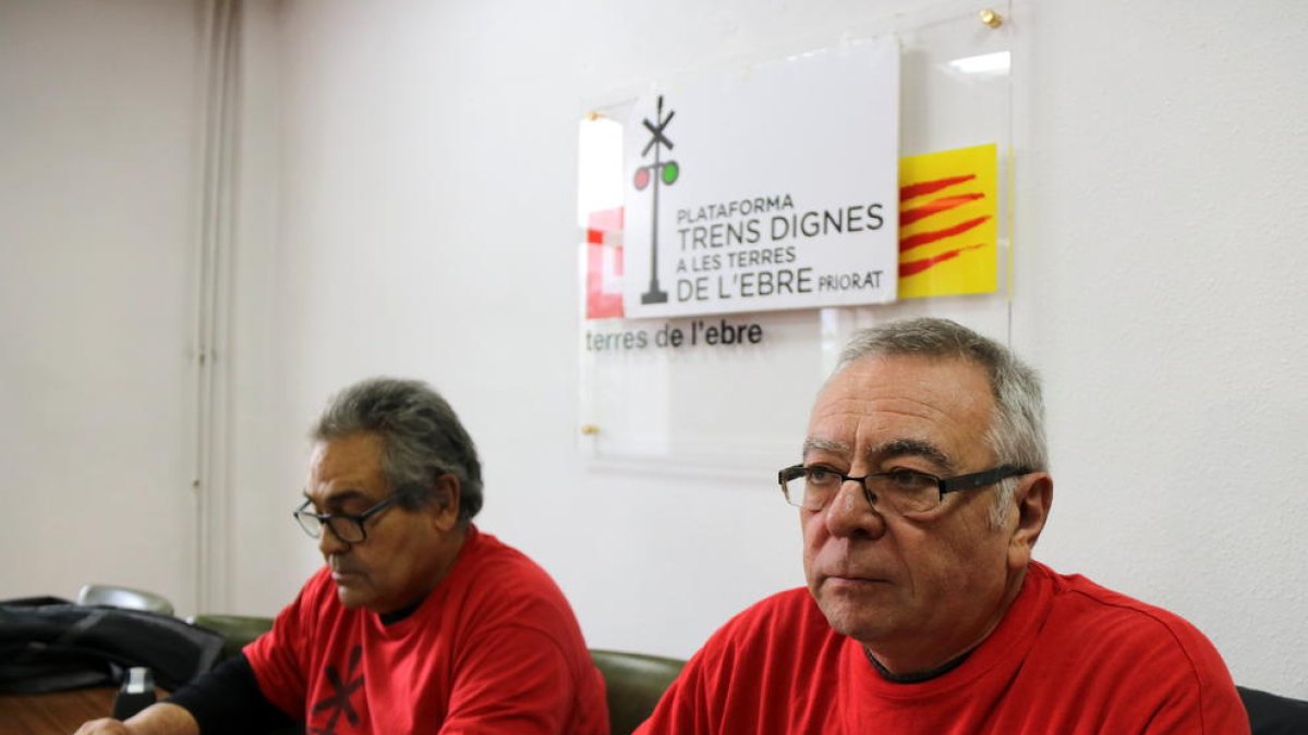 Los portavoces de la Plataforma Trens Dignes, Josep Casadó i Wildredo Miró, este lunes en Tortosa.