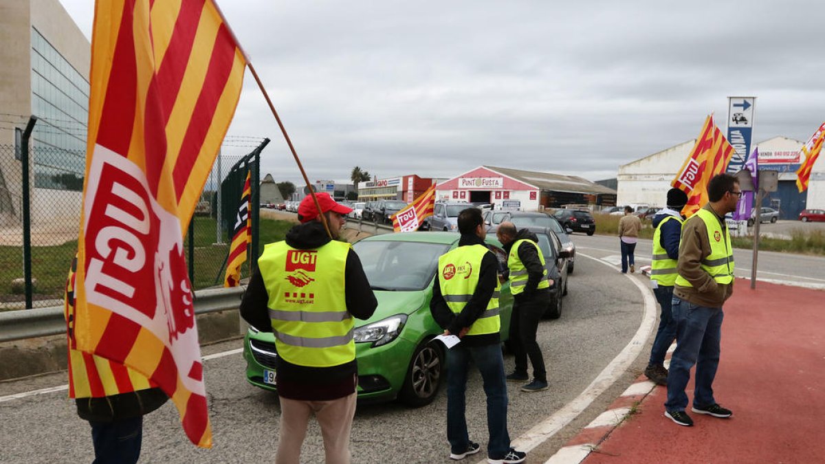 Els treballadors de BASF es concentren per exigir el desbloqueig del conveni laboral