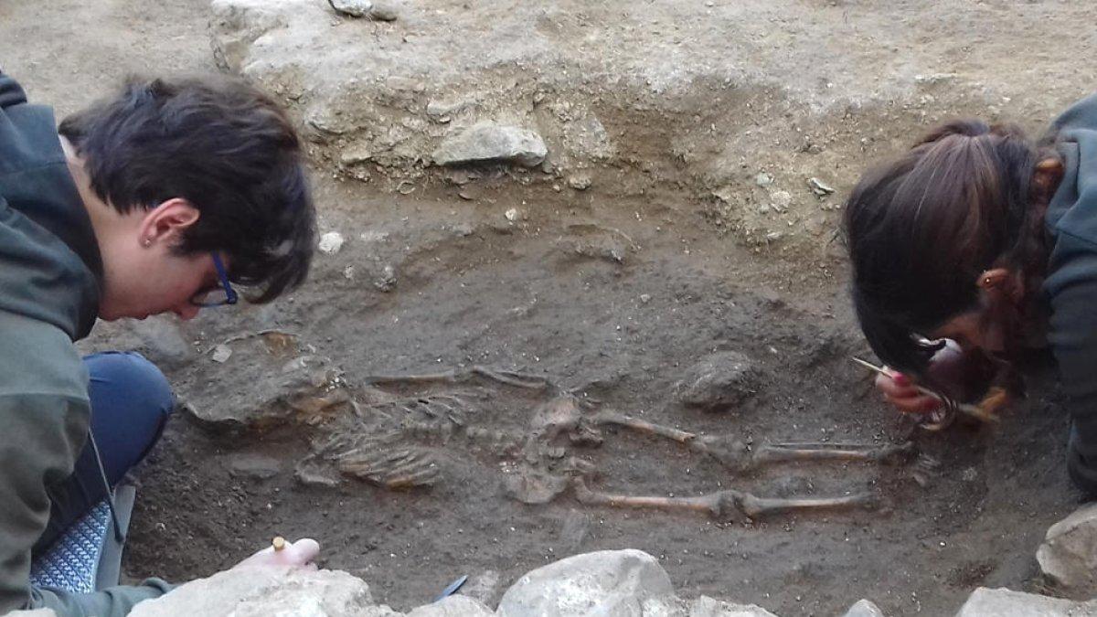 Troben un esquelet d'un nen de l'època medieval en unes excavacions de Romanyà
