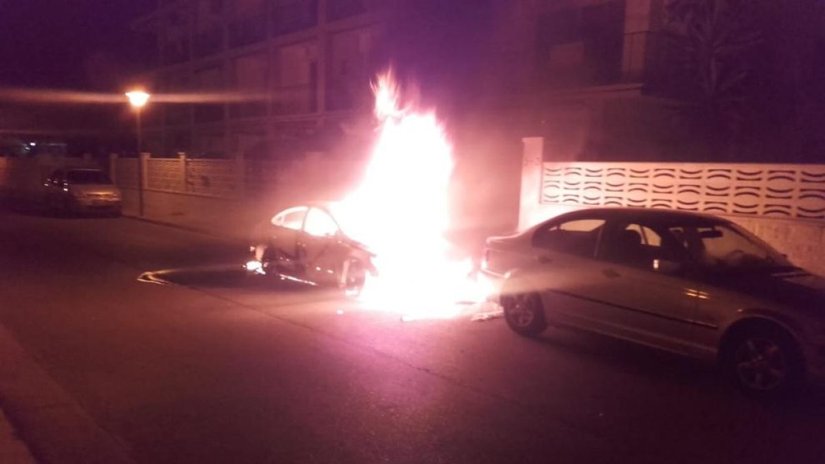 Crema un cotxe al barri de Clarà de Torredembarra