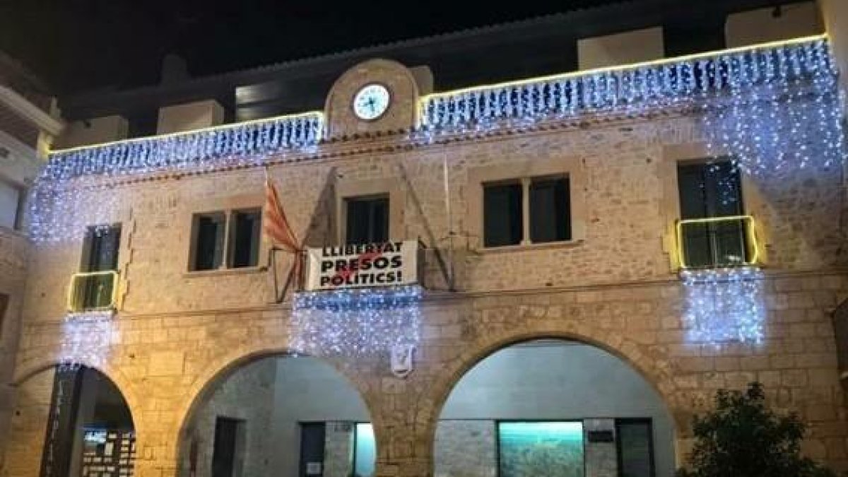 Denuncien el robatori de la pancarta de «Llibertat presos polítics» de l'Ajuntament de Vimbodí