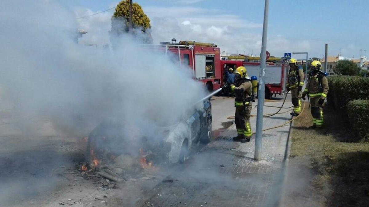 S'incendia un turisme a Cunit